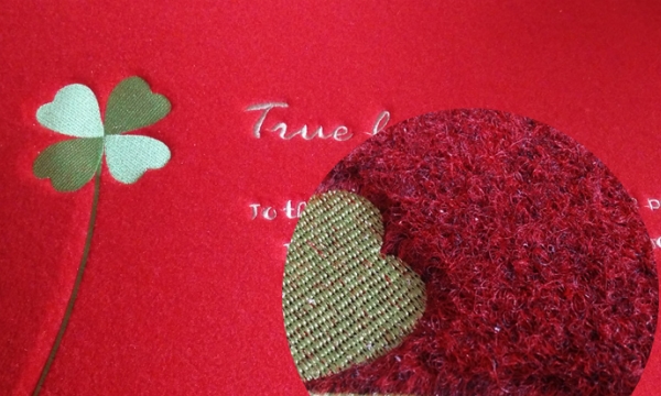 Surface du paillasson brodée