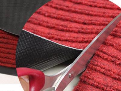 Le paillasson à rayures peut être coupé