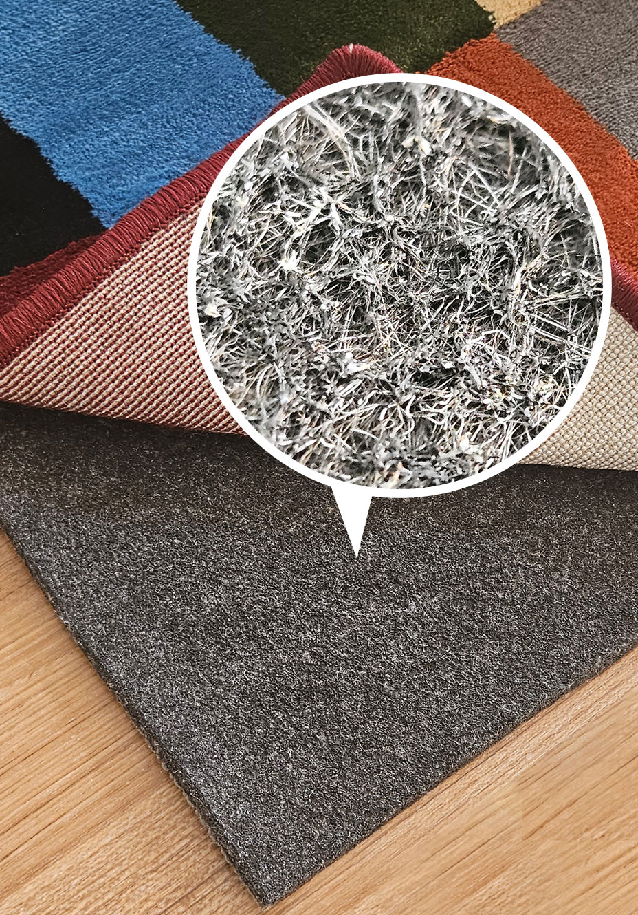 Tapon de tapis en train de chanter