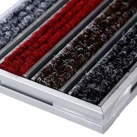 Gros plan détaillé du paillasson de bienvenue en alliage d'aluminium robuste