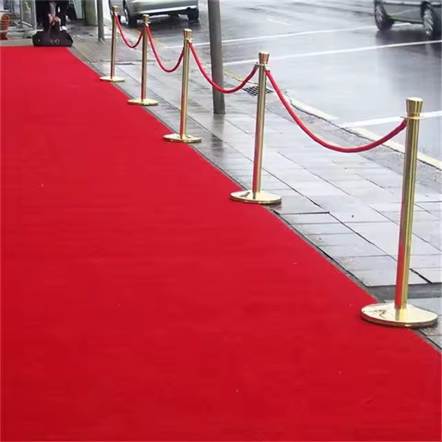 Tapis rouge pour fête, 0,9 x 15,2 m – Déroulage du tapis rouge Hollywood pour un événement spécial.