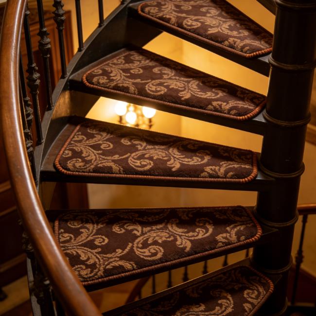 Qu'est-ce qui rend un tapis d'escalier vraiment antidérapant ?
