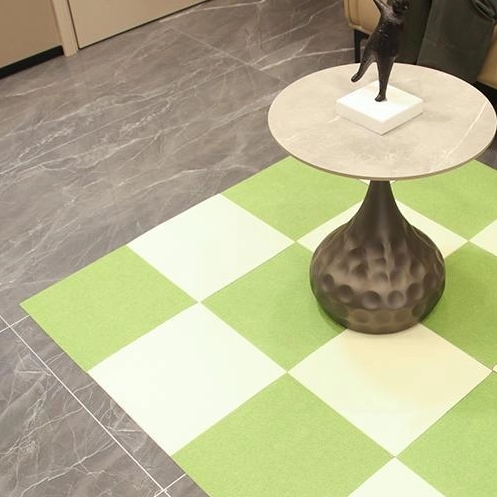 Cinq avantages fondamentaux des tapis auto-adhésifs emboîtables : sans colle, repositionnables, faciles à nettoyer, antidérapants, protection du sol